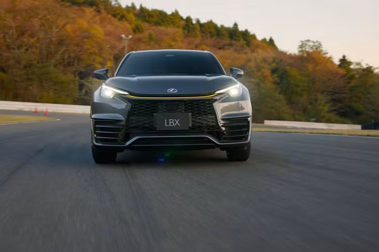 Đặc biệt hơn, chiếc crossover hiệu suất cao cũng có tên gọi “Morizo”, biệt danh của chủ tịch Toyota – Akio Toyoda. Trong khi GR Corolla chỉ được trang bị hộp số sàn 6 cấp, chiếc Lexus LBX hấp dẫn này trang bị hộp số tự động 8 cấp mới phát triển. Hộp số này đã ra mắt trên GR Yaris 2024 tại Triển lãm ô tô Tokyo cùng tuần này.