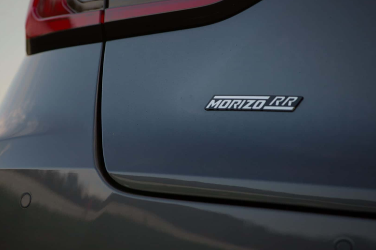 Hệ thống treo trước MacPherson và phía sau xương đòn kép, cùng hệ thống phanh đĩa ở 4 bánh và có cùm phanh sơn màu vàng nổi bật, gợi nhớ đến tông màu đặc trưng Akio Toyoda. Lexus LBX hiệu suất cao là bước nhảy vọt về công suất so với một chiếc xe tiêu chuẩn với hệ truyền động hybrid nhỏ có công suất 134 mã lực, mô-men xoắn.