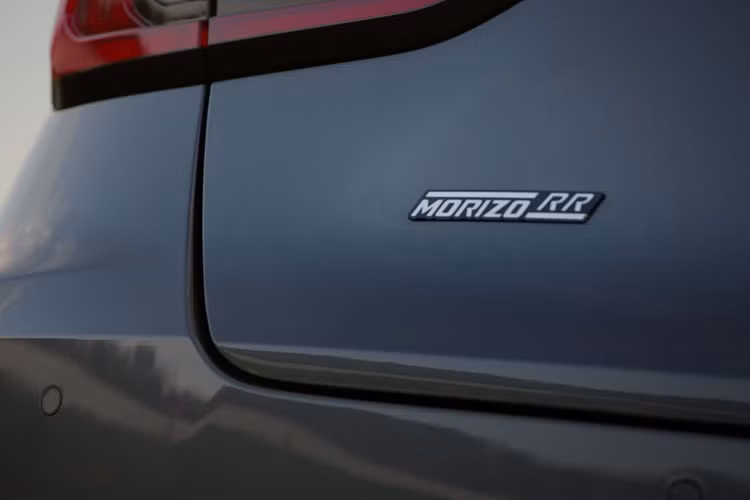 Hệ thống treo trước MacPherson và phía sau xương đòn kép, cùng hệ thống phanh đĩa ở 4 bánh và có cùm phanh sơn màu vàng nổi bật, gợi nhớ đến tông màu đặc trưng Akio Toyoda. Lexus LBX hiệu suất cao là bước nhảy vọt về công suất so với một chiếc xe tiêu chuẩn với hệ truyền động hybrid nhỏ có công suất 134 mã lực, mô-men xoắn.