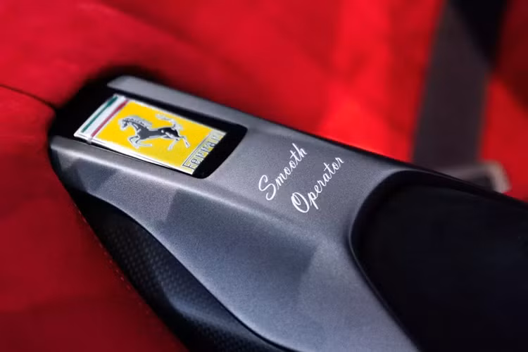 Đèn pha LED có cấu trúc phức tạp và cơ chế bật lên, tấm chắn có thể đóng mở và còn có các đường lướt gió ngang. Giống với LaFerrari, SP3 sử dụng cửa mở cánh bướm với các khe thoát khi ấn tượng, kính chắn gió thiết kế hình vòm.