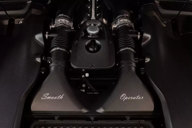 Phần đuôi xe Ferrari Daytona SP3 gây ấn tượng với thiết kế gần giống một chiếc xe concept dải đèn LED nằm ngang tích hợp đèn hậu, cánh gió có thể đóng mở theo tốc độ và phía dưới có các bộ khuếch tán gió làm bằng sợi carbon.