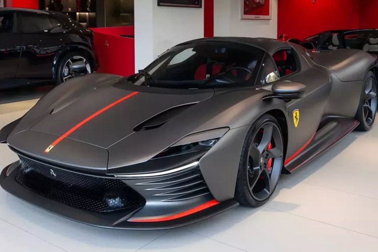 Mới nhất chính là việc tay đua F1 Carlos Sainz Jr nhận bàn giao siêu phẩm Ferrari Daytona SP3 "vạn người mê". Chiếc xe Ferrari Daytona SP3 này hoàn thiện với màu đen nhám cùng sọc đỏ và con số 55 ở bên cửa xe, ứng với số xe mà tay đua trẻ F1 của đội Ferrari thi đấu.