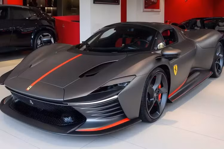 Mới nhất chính là việc tay đua F1 Carlos Sainz Jr nhận bàn giao siêu phẩm Ferrari Daytona SP3 "vạn người mê". Chiếc xe Ferrari Daytona SP3 này hoàn thiện với màu đen nhám cùng sọc đỏ và con số 55 ở bên cửa xe, ứng với số xe mà tay đua trẻ F1 của đội Ferrari thi đấu.