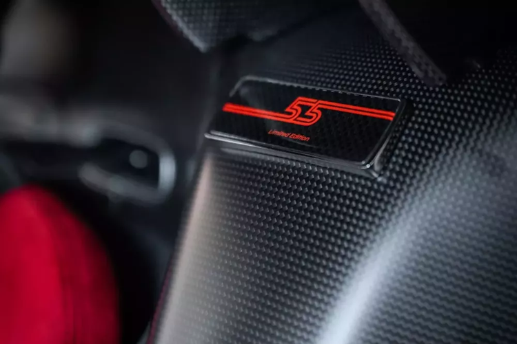 Bên trong khoang lái có nội thất màu đỏ và nhiều tùy chỉnh khiến nó trở nên độc nhất vô nhị. Thiết kế của Daytona SP3 do Flavio Manzoni và đội ngũ đảm nhận với nguồn cảm hứng lấy từ hình dạng tròn trịa của những chiếc P3/4, P330 hay 412P từng thống trị giải Daytona vào những năm 60.