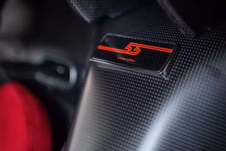 Bên trong khoang lái có nội thất màu đỏ và nhiều tùy chỉnh khiến nó trở nên độc nhất vô nhị. Thiết kế của Daytona SP3 do Flavio Manzoni và đội ngũ đảm nhận với nguồn cảm hứng lấy từ hình dạng tròn trịa của những chiếc P3/4, P330 hay 412P từng thống trị giải Daytona vào những năm 60.