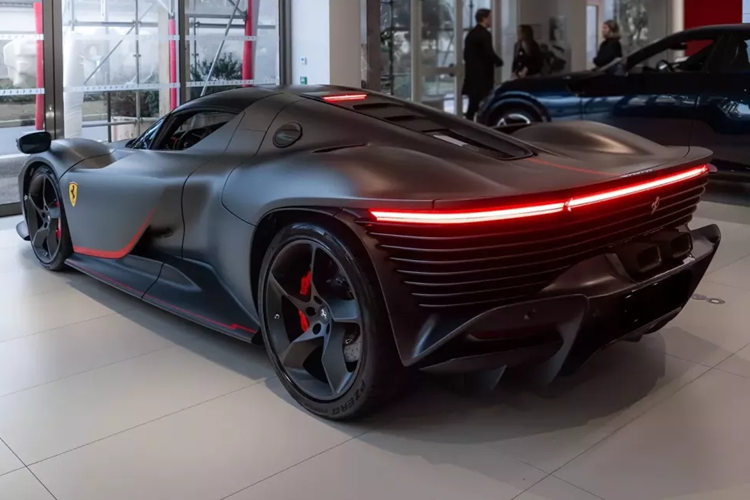 Nội công của xe Daytona SP3 sẽ được truyền tới hệ dẫn động cầu sau và hộp số ly hợp kép 8 cấp F1 với sự hỗ trợ của bộ vi sai chống trượt, nhờ đó, siêu phẩm hypercar mới nhất của nhà Ferrari tăng tốc từ vị trí xuất phát 100 km/h chỉ trong thời gian 2,85 giây.