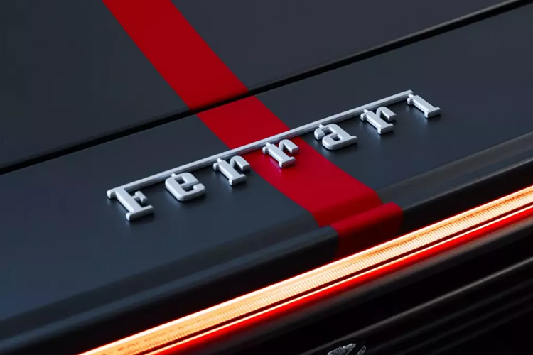 2 ống xả hình thang được đặt trên cao đủ sức hấp dẫn sẽ mang tới âm thanh dữ đội của động cơ V12. Ngoài ra, bộ la-zăng 5 chấu đi kèm lốp Pirelli P Zero Corsa được phát triển riêng cho Daytona SP3. Siêu xe triệu đô Ferrari Daytona SP3 được trang bị khối động cơ V12, dung tích 6.5 lít, hút khí tự nhiên, bơm ra công suất tối đa 829 mã lực và mô-men xoắn cực đại 697 Nm.