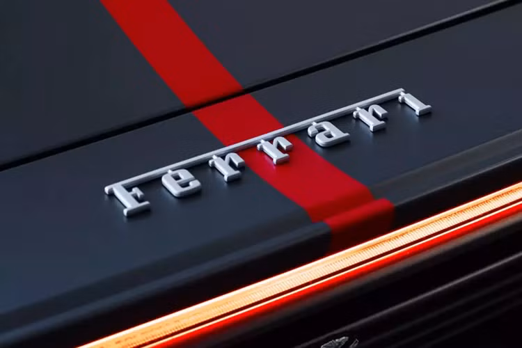 2 ống xả hình thang được đặt trên cao đủ sức hấp dẫn sẽ mang tới âm thanh dữ đội của động cơ V12. Ngoài ra, bộ la-zăng 5 chấu đi kèm lốp Pirelli P Zero Corsa được phát triển riêng cho Daytona SP3. Siêu xe triệu đô Ferrari Daytona SP3 được trang bị khối động cơ V12, dung tích 6.5 lít, hút khí tự nhiên, bơm ra công suất tối đa 829 mã lực và mô-men xoắn cực đại 697 Nm.