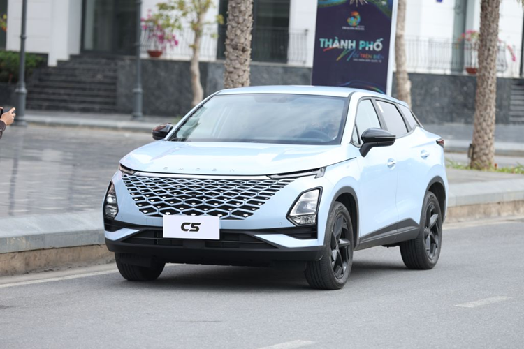 Omoda C5 có lưới tản nhiệt được thiết kế dạng hình khối trông như vảy cá khá lạ mắt, đi cùng với đó là cụm đèn định vị LED dạng ẩn, cụm đèn trước full-LED hình chữ T. Omoda C5 được trang bị bộ mâm 18 inch phối hai màu tương phản khỏe khoắn và cứng cáp.