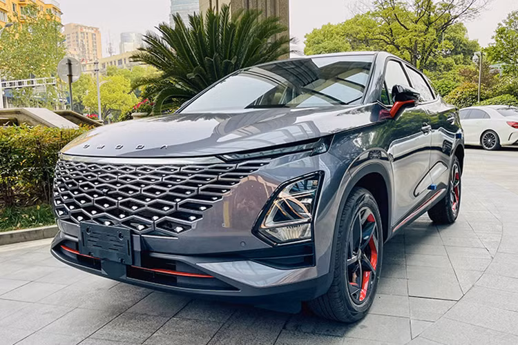 Mẫu xe SUV Omoda C5 2024 gây ấn tượng với ngoại hình trẻ trung, hiện đại được thể hiện qua những đường gân dập nổi kết hợp với ốp viền đen nổi bật chạy dọc thân xe.