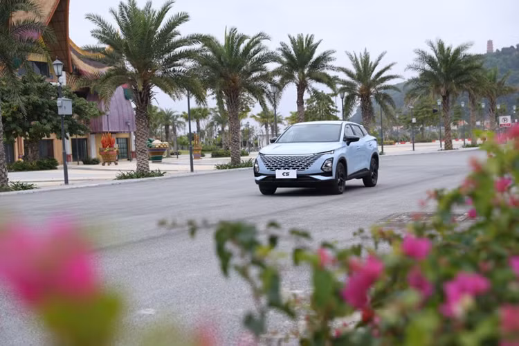 Tay nắm cửa được sơn cùng màu thân xe đi kèm nút bấm thông minh. Về nội thất, khoang cabin của Omoda C5 được thiết kế theo kiểu tối giản với màn hình kép 10,25 inch, hỗ trợ kết nối không dây Apple CarPlay/Android Auto, điều khiển giọng nói thông minh và camera 360 độ.