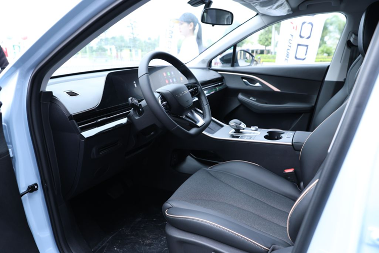 Động cơ kết hợp với hộp số CVT giả lập 8 cấp mang đến khả năng vận hành linh hoạt và êm ái. Omoda C5 sở hữu gói hỗ trợ lái ADAS với các tính năng như: ga tự động thích ứng, cảnh báo va chạm phía trước, phanh khẩn cấp tự động, cảnh báo chệch làn đường, hỗ trợ giữ làn đường và đèn pha thích ứng.