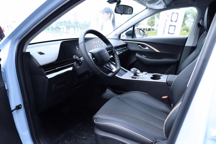 Động cơ kết hợp với hộp số CVT giả lập 8 cấp mang đến khả năng vận hành linh hoạt và êm ái. Omoda C5 sở hữu gói hỗ trợ lái ADAS với các tính năng như: ga tự động thích ứng, cảnh báo va chạm phía trước, phanh khẩn cấp tự động, cảnh báo chệch làn đường, hỗ trợ giữ làn đường và đèn pha thích ứng.