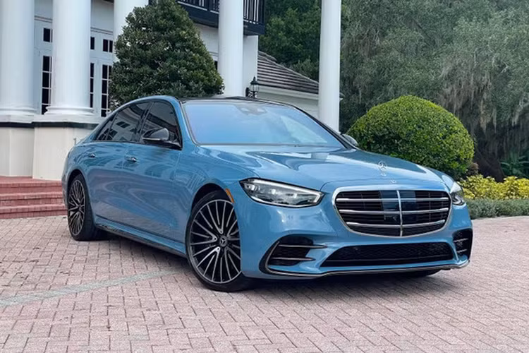 Đầu tiên, mẫu xe sang Mercedes-Benz S-Class 2024 được bổ sung màu sơn ngoại thất mới là: bạc - Verde Silver và nâu kim loại - Velvet Brown. Bên trong cabin, mẫu sedan sang trọng giờ đây đã được trang bị tựa đầu tiêu chuẩn cho hàng ghế trước.