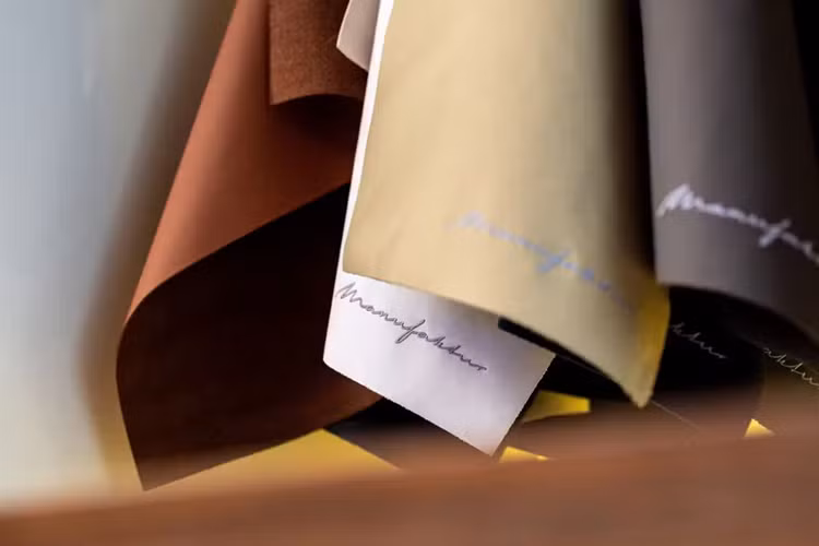 Mercedes lưu ý tất cả những thay đổi này sẽ được áp dụng cả cho phiên bản chống đạn S 680 Guard. Bên cạnh đó, chương trình tùy chỉnh cao cấp Manufaktur của thương hiệu đã được mở rộng cho S-Class, với 12 màu sơn ngoại thất độc quyền cho mẫu sedan sang trọng.