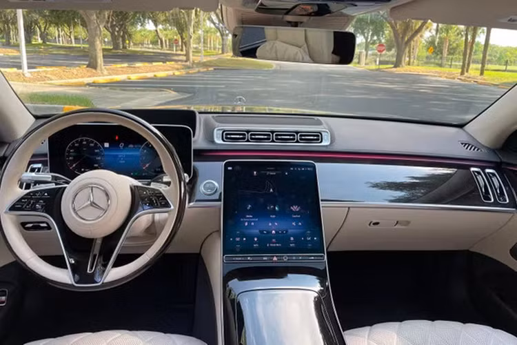 Hệ thống thông tin giải trí MBUX đã được nâng cấp, bổ sung thêm dịch vụ RIDEVU của Sony Pictures Entertainment. Hệ thống này cho phép người ngồi trong xe truyền phát video giải trí (bao gồm thư viện phim) từ cabin, khách hàng cũng có thể truyền phát nội dung video qua YouTube.