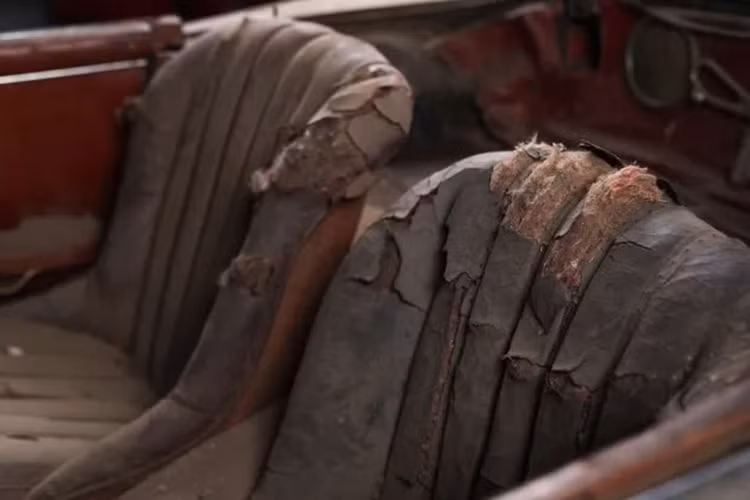 Bên cạnh đó, bản thân mẫu 300 SL Roadster mui trần này cũng chỉ được sản xuất trên dưới 1.000 chiếc trên toàn cầu, từ năm 1957-1963. Mặc dù đã “có tuổi” nhưng chiếc xe này mới chỉ chạy được tổng quãng đường khoảng 17.702km, theo Luxury Auto News đưa tin.