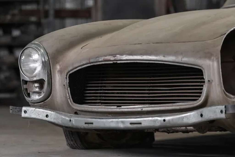 Theo The Sun, mức giá xe Mercedes-Benz 300 SL Roadster khởi điểm lên tới 750.000 bảng Anh (tương đương với khoảng 24,3 tỷ đồng). Mức giá này khiến không ít người bất ngờ vì tình trạng của xe bây giờ dường như là…không xứng đáng. Vậy điều gì đã giúp chiếc Mercedes-Benz 300 SL Roadster này có mức giá khởi điểm đáng kinh ngạc như vậy?