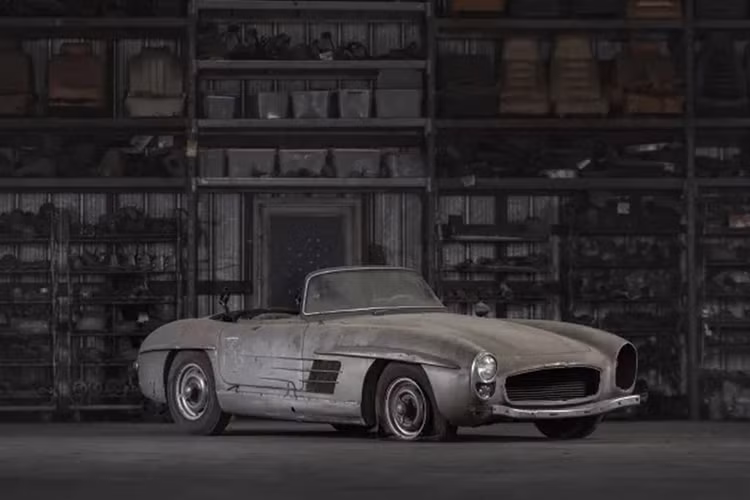 Chiếc Mercedes-Benz 300 SL Roadster đời 1957 này hiện đang nằm trong một nhà kho cũ kỹ, qua hình ảnh có thể thấy tình trạng của xe chẳng khác gì một đống sắt vụn. Tuy nhiên vào ngày 26/10 tới đây, chiếc xe mui trần này sẽ được đưa ra đấu giá tại Los Angeles, California, Hoa Kỳ như một phần trong bộ sưu tập xe phế liệu của công ty chuyên đấu giá các dòng xe cổ RM Sotheby's.