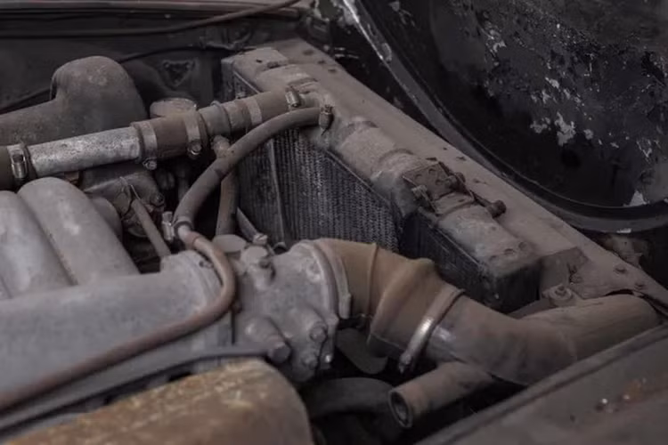 Nguyên bản, chiếc Mercedes-Benz 300 SL Roadster này được hoàn thiện với màu sơn ngoại thất đỏ đặc trưng của xe cứu hỏa cùng nội thất bằng da màu kem. Bên dưới nắp ca-pô là động cơ sáu xi-lanh, ở trạng thái tốt nhất nó có thể cung cấp cho chiếc xe công suất ấn tượng 225 mã lực.