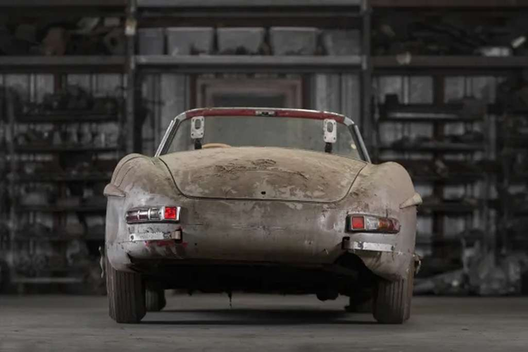 Tuy nhiên hiện tại xe ở trong tình trạng bị rỉ sét gần như toàn bộ phần thân vỏ, một bên đèn pha và gương bị mất, mặt ca-lăng bị hỏng, lốp xe xẹp, động cơ xuống cấp, hệ thống ghế ngồi bị rách xuống cấp trầm trọng... Để có thể phục chế lại chiếc Mercedes-Benz 300 SL Roadster này, ước tính chủ sở hữu tương lai của sẽ phải bỏ ra không ít công sức và tiền bạc.