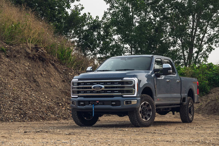 Hai tuỳ chọn màu sơn ngoại thất là Avalanche và lớp phủ bóng màu đỏ Ruby Metallic. Gói ngoại hình màu đen được cập nhật, về cơ bản nó là sự kết hợp Gói ngoại hình màu đen cũ và Gói ngoại hình thể thao. Về truyền động, các phiên bản XL, XLT và Lariat được trang bị tiêu chuẩn động cơ V8 6,8 lít, sản sinh công suất 405 mã lực và mô-men xoắn 603 Nm.