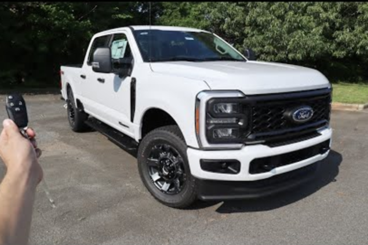 Điều này cho phép khách hàng tham quan ảo không giới hạn để giải thích các tính năng của xe, trao đổi riêng với các chuyên gia sản phẩm và giảm giá 20% cho các phụ kiện trong 90 ngày đầu tiên sở hữu. Trên phiên bản Lariat thấp hơn, Ford F-Series Super Duty 2025 sẽ có nội thất bọc chất liệu tổng hợp ActiveX.