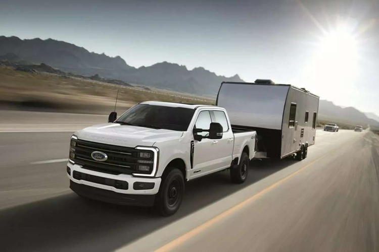 Mặc dù Ford không đề cập đến điều này, nhưng bán tải Ford Super Duty Limited 2025 mới có vẻ như đã bị loại bỏ vì nó không được liệt kê trên F-250, F-350 và F-450. Phiên bản cao cấp nhất sẽ có giá khởi điểm là 97.095 USD (khoảng 2,4 tỷ đồng) cho biến thể F-250 và lên tới 104.030 USD (khoảng 2,57 tỷ đồng) cho F-450.