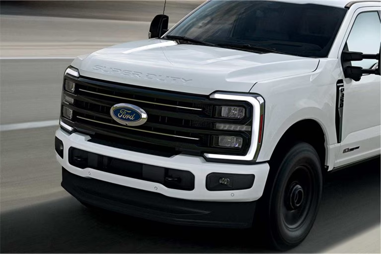 Trên Ford Super Duty 2025, khách hàng sẽ bị chinh phục bởi khối động cơ V8 mạnh mẽ, sự thoải mái, tiện ích đến từ gói trang bị Platinum Plus mới và phiên bản Platinum cải tiến.