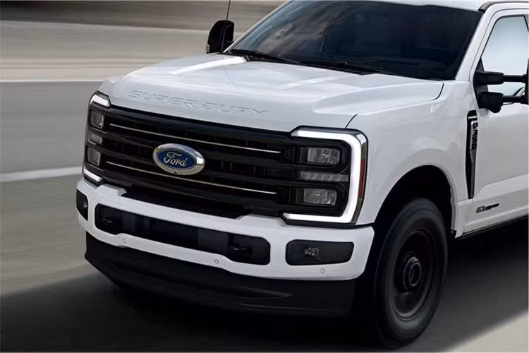 Trên Ford Super Duty 2025, khách hàng sẽ bị chinh phục bởi khối động cơ V8 mạnh mẽ, sự thoải mái, tiện ích đến từ gói trang bị Platinum Plus mới và phiên bản Platinum cải tiến.