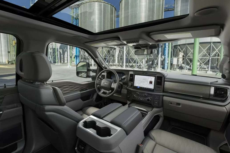 Theo đó, trên phiên bản Platinum (chỉ đứng sau Limited), Ford F-Series Super Duty 2025 sẽ được cung cấp lưới tản nhiệt sơn đen thể thao, ốp cửa sau và tay nắm cửa cùng màu thân xe mang đến cái nhìn liền mạch.