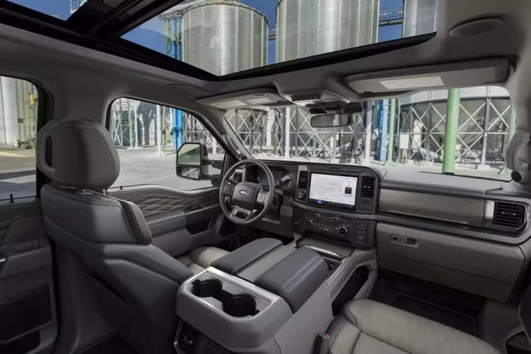 Theo đó, trên phiên bản Platinum (chỉ đứng sau Limited), Ford F-Series Super Duty 2025 sẽ được cung cấp lưới tản nhiệt sơn đen thể thao, ốp cửa sau và tay nắm cửa cùng màu thân xe mang đến cái nhìn liền mạch.