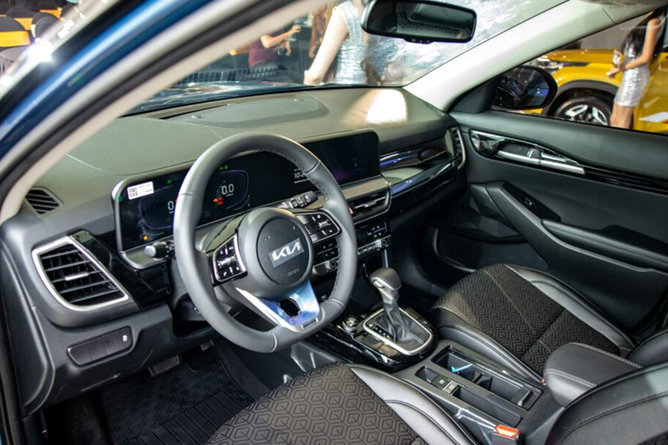 Phiên bản cao cấp nhất của Seltos 2024 trang bị động cơ Xăng Smartstream 1.5 Turbo, công suất cực đại 158 mã lực tại 5,500 vòng/phút cùng momen xoắn cực đại lên đến 253 Nm tại 1,500 ~ 3.500 vòng/phút, được trang bị hệ thống van biến thiên liên tục CVVD mới