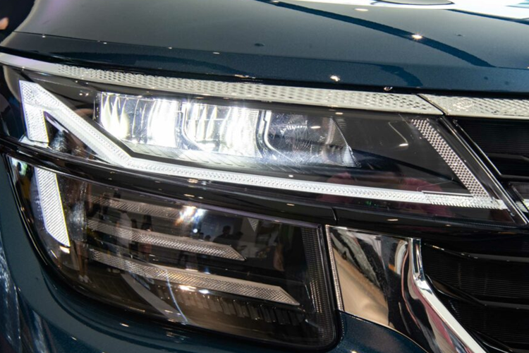 Dựa trên cảm hứng sáng tạo và kinh nghiệm tích lũy của thương hiệu, đặc biệt là với thế mạnh về thiết kế các hình khối góc cạnh, thể thao đậm chất SUV cùng các chi tiết tương phản mang đến vẻ ngoài bề thế.