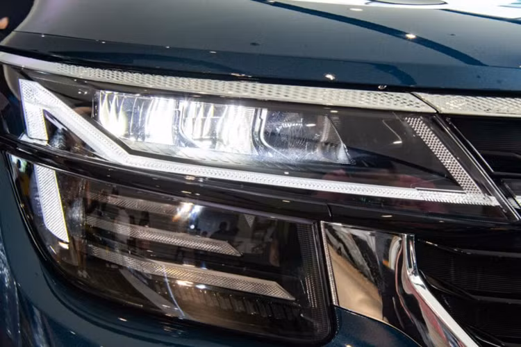 Dựa trên cảm hứng sáng tạo và kinh nghiệm tích lũy của thương hiệu, đặc biệt là với thế mạnh về thiết kế các hình khối góc cạnh, thể thao đậm chất SUV cùng các chi tiết tương phản mang đến vẻ ngoài bề thế.