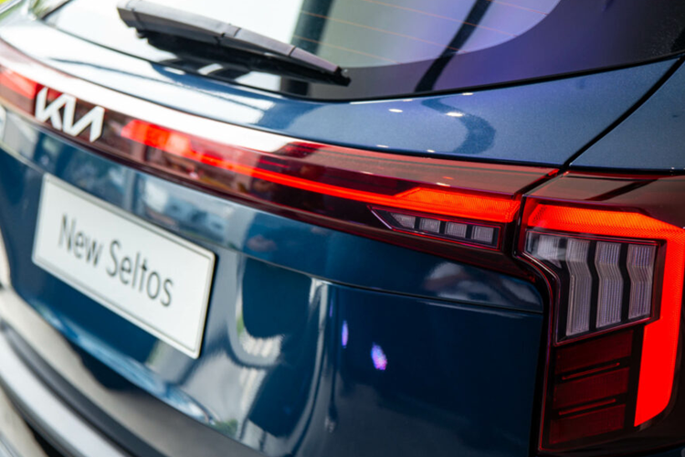 KIA NEW SELTOS đã nhanh chóng chinh phục nhiều khách hàng trên toàn cầu, tại một số thị trường, mẫu xe đạt kỷ lục với hơn 13.424 đơn đặt hàng chỉ trong ngày đầu tiên ra mắt. Kia New Seltos 2024 được phát triển từ thành tố “Power to progress – Sức mạnh tạo sự đổi mới” trong triết lý thiết kế “OPPOSITES UNITED” của Kia.