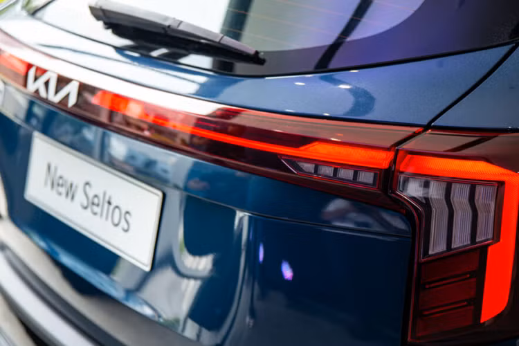 KIA NEW SELTOS đã nhanh chóng chinh phục nhiều khách hàng trên toàn cầu, tại một số thị trường, mẫu xe đạt kỷ lục với hơn 13.424 đơn đặt hàng chỉ trong ngày đầu tiên ra mắt. Kia New Seltos 2024 được phát triển từ thành tố “Power to progress – Sức mạnh tạo sự đổi mới” trong triết lý thiết kế “OPPOSITES UNITED” của Kia.