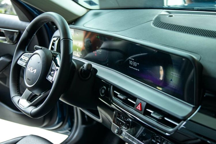 Cụm đèn hậu LED star-map được tạo hình đồng điệu với phía trước kết hợp với ốp cản lớn thể thao mang lại hiệu ứng thị giác và nhận diện cho mẫu xe. Kia Seltos 2024 có chiều dài tổng thể lên đến 4.365 mm (gia tăng 50 mm) và chiều rộng 1.800 mm đảm bảo không gian sử dụng rộng rãi và thoải mái ở bên trong.