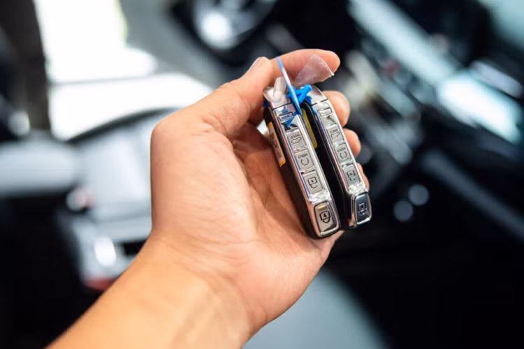 Phanh tay điện tử &amp; Auto hold không chỉ giúp tối ưu không gian mà còn thuận tiện khi di chuyển trong đô thị; ghế lái chỉnh điện 8 hướng tích hợp làm mát hàng ghế trước và tựa đầu vát mỏng hiện đại, độ sâu tựa lưng lớn cho độ ôm lưng. Đặc biệt, Kia Seltos 2024 đang là mẫu xe duy nhất phân khúc được trang bị màn hình HUD và lẫy chuyển số thể thao.