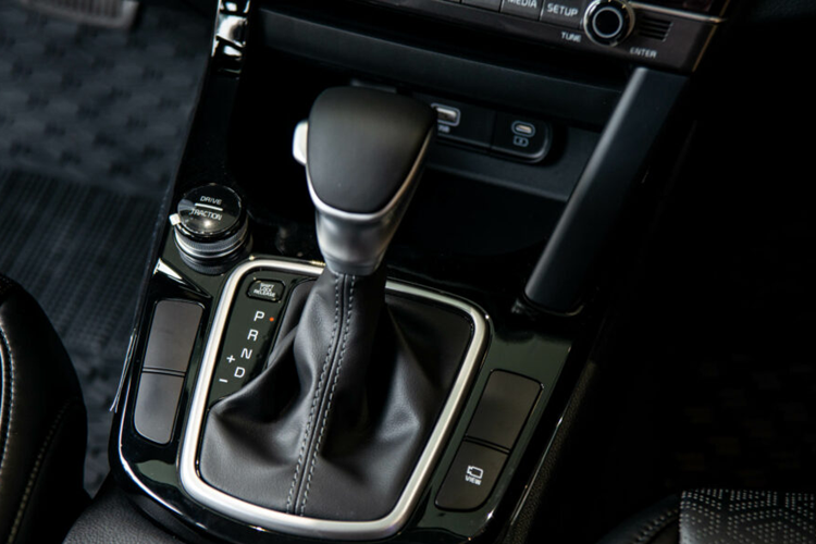 Hệ thống điều hòa tự động 2 vùng độc lập, chìa khoá thông minh Smartkey tích hợp khởi động từ xa; cốp điện đóng/mở cốp dễ dàng; tính năng công nghệ Kia Connect có thể điều khiển, kiểm soát và theo dõi các hoạt động của xe trên điện thoại thông minh.