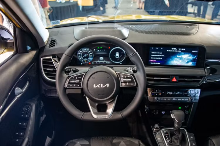 Lưới tản nhiệt mũi hổ đặc trưng của thương hiệu được mở rộng với đèn LED kết hợp đèn xi nhan hiệu ứng dòng chảy cùng cản trước đậm chất việt dã. Thân xe sở hữu đường nét thiết kế thể thao, cá tính với các đường gân dập nổi. Seltos 2024 thế hệ mới sở hữu khoảng sáng gầm tốt, sử dụng mâm đúc đa chấu 17 inch, đảm bảo sự êm ái và đa dụng khi di chuyển trên nhiều địa hình.