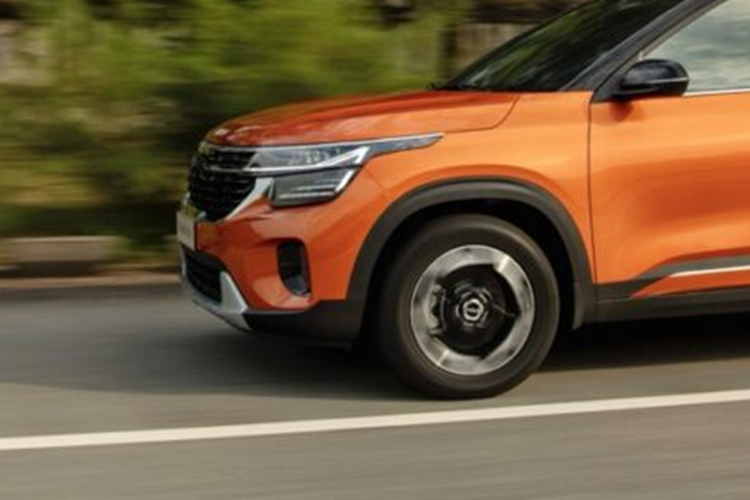 Cảnh báo người lái mất tập trung (Driver Attention Warning – DAW). Bên cạnh đó, xe cũng có các trang bị an toàn tiêu chuẩn như phanh ABS, ESC, HAC, camera lùi, cảm biến đỗ xe phía sau, 06 túi khí. giá xe Kia Seltos 2024 cho 4 phiên bản gồm AT 599 triệu đồng, Luxury: 679 triệu đồng, Premium: 739 triệu đồng