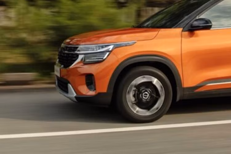 Cảnh báo người lái mất tập trung (Driver Attention Warning – DAW). Bên cạnh đó, xe cũng có các trang bị an toàn tiêu chuẩn như phanh ABS, ESC, HAC, camera lùi, cảm biến đỗ xe phía sau, 06 túi khí. giá xe Kia Seltos 2024 cho 4 phiên bản gồm AT 599 triệu đồng, Luxury: 679 triệu đồng, Premium: 739 triệu đồng