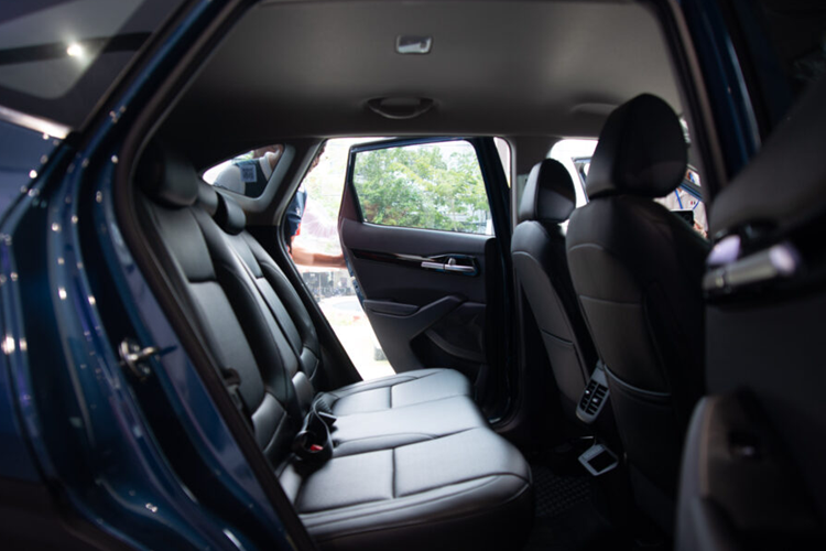 Không gian phía sau rộng rãi, tích hợp cửa gió điều hòa; cổng sạc USB type-C tạo. Khoảng để chân rộng rãi, hàng ghế sau dễ dàng tùy chỉnh với 2 mức độ ngả lưng lớn mang đến sự thoải mái cho hành khách đồng thời có thể gập linh hoạt. Khoang hành lý có dung tích tiêu chuẩn từ 433L, khách hàng có thể gập hàng ghế 2 nâng thể tích lên đến 1.401L.