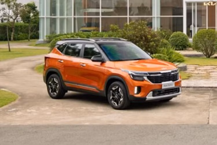 Cả 3 phiên bản này đều dùng động cơ Smartstream 1.5 hút khí tự nhiên, riêng phiên bản Seltos 2024 GT-Line động cơ hoàn toàn mới là Smartstream 1.5 Turbo chưa công bố,. Mức giá xe Kia Seltos 2024 có các 8 tuỳ chọn màu sơn ngoại thất như: Trắng (Glacial White Pearl), Đỏ (Runway Red), Cam (Punchy Orange), Xám (Steel Grey)