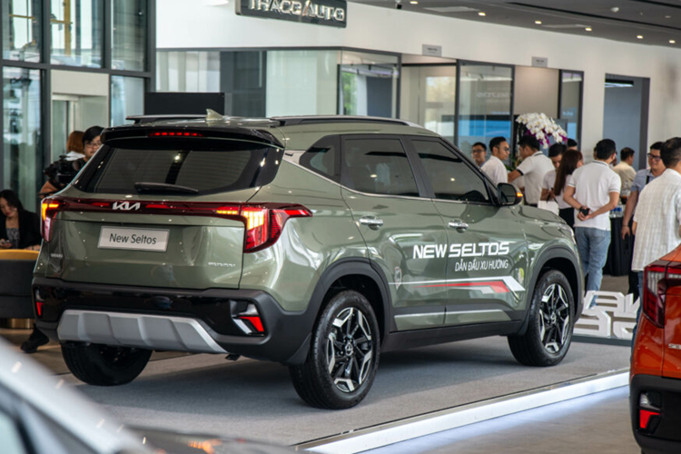 Gia nhập phân khúc SUV cỡ B với nhiều đối thủ cạnh tranh, Kia Seltos thu hút đông đảo sự quan tâm của báo giới, chuyên gia đánh giá xe và khách hàng bởi sự kết hợp hài hòa giữa thiết kế ấn tượng, trang bị tiện ích hữu dụng, nhiều công nghệ mới và giá bán hấp dẫn.