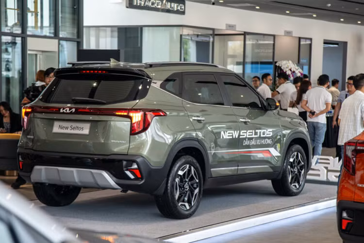 Gia nhập phân khúc SUV cỡ B với nhiều đối thủ cạnh tranh, Kia Seltos thu hút đông đảo sự quan tâm của báo giới, chuyên gia đánh giá xe và khách hàng bởi sự kết hợp hài hòa giữa thiết kế ấn tượng, trang bị tiện ích hữu dụng, nhiều công nghệ mới và giá bán hấp dẫn.