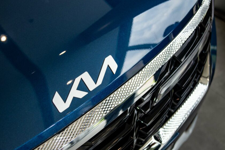 Kiểu dáng xe mang tính nhận diện cao, được thiết kế theo xu hướng tương lai, hiện đại nổi bật với hệ thống đèn trước và sau được lấy cảm hứng từ hình tượng các chòm sao (Star-map) cách điệu tương phản màu sắc, đại diện cho khả năng sáng tạo không giới hạn được chắp bút từ các “phù thủy thiết kế”, tạo nên sự ấn tượng, thu hút mọi ánh nhìn.