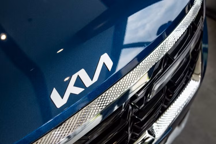 Kiểu dáng xe mang tính nhận diện cao, được thiết kế theo xu hướng tương lai, hiện đại nổi bật với hệ thống đèn trước và sau được lấy cảm hứng từ hình tượng các chòm sao (Star-map) cách điệu tương phản màu sắc, đại diện cho khả năng sáng tạo không giới hạn được chắp bút từ các “phù thủy thiết kế”, tạo nên sự ấn tượng, thu hút mọi ánh nhìn.