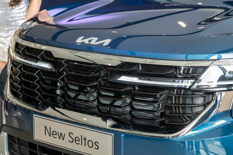 Kia Seltos 2024 mới được tinh chỉnh toàn diện, chú trọng nâng cao yếu tố an toàn, tiện nghi đồng thời mang lại giá trị kinh tế tối ưu cho người sử dụng, đáp ứng nhu cầu của số đông khách hàng về một mẫu xe SUV hạng B: Phong Cách, Hiện Đại và Đa Dụng.